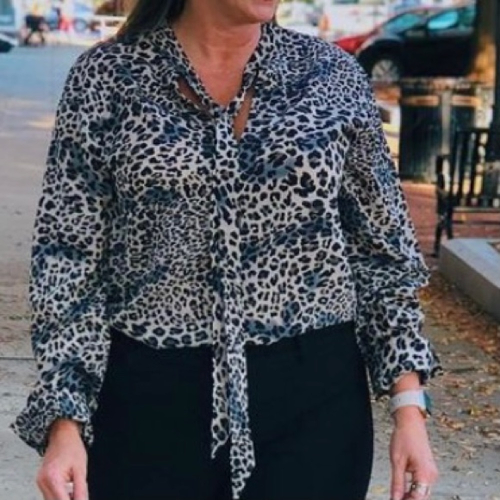 Sz Med. Umgee Cheetah Print tie neck blouse.